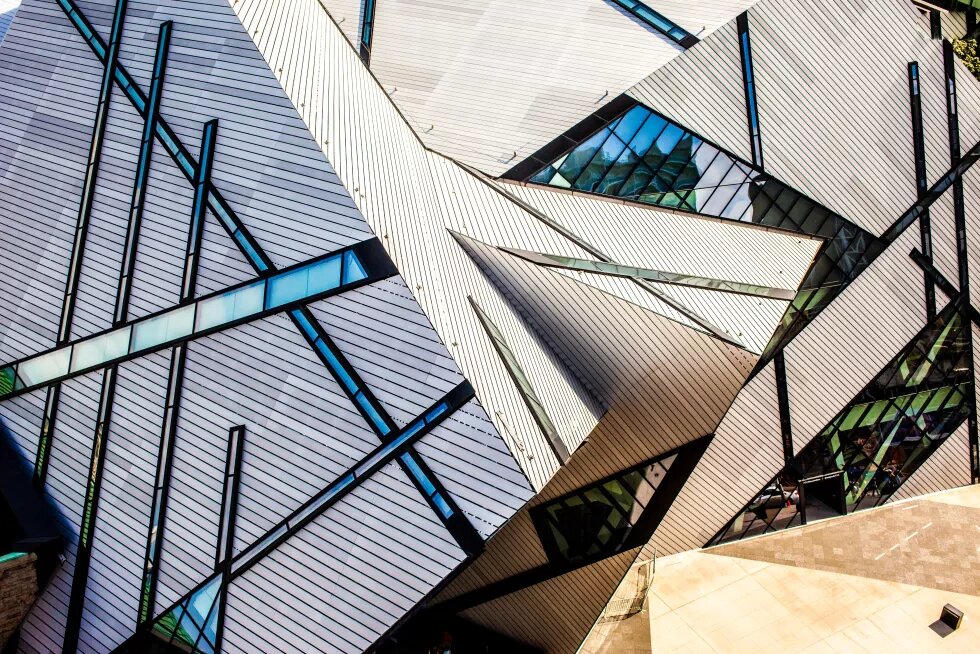 Picture of a triangular, modern infrastructure 