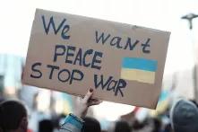 Sign with Ukrainian flag that says "we want peace stop war"