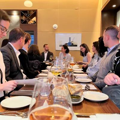 The participants of the Study Tour are attending a dinner discussion