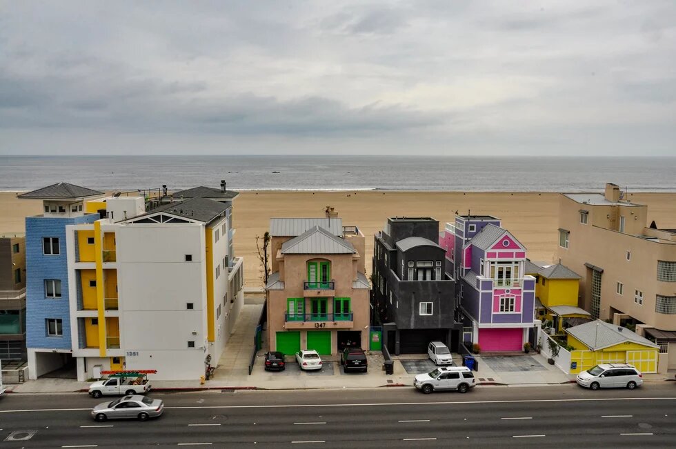 Houses directly on the beach in California