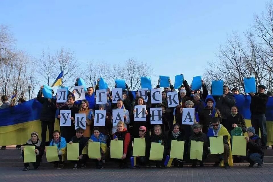 protestors make Ukraine flag