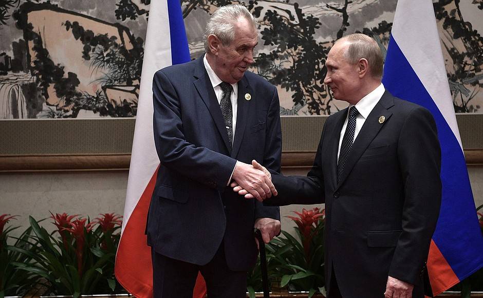 Male politicians shaking hands